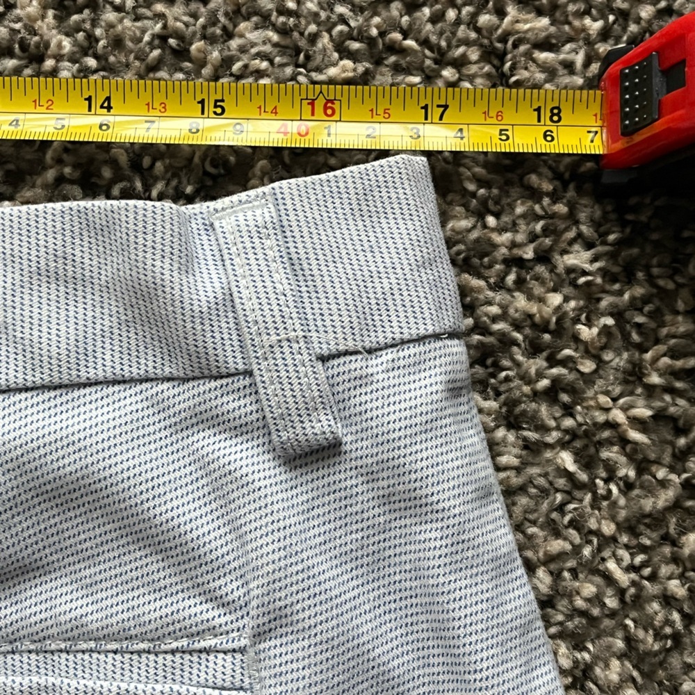 Old Navy Men's Light Gray Flat Front Shorts - Picture 6 of 7